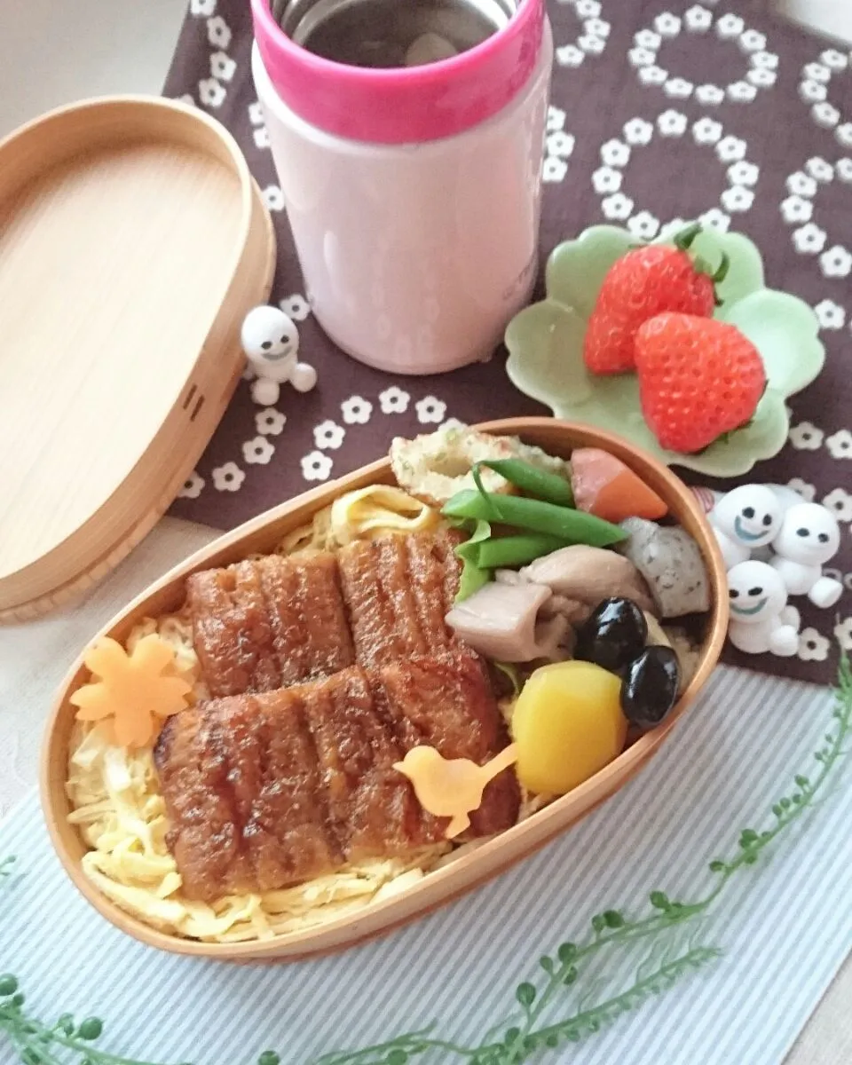 娘弁当☺   うなぎ丼  筑前煮  竹輪の磯辺揚げ  栗の甘露煮  黒豆  いちご🍓  スープジャーお味噌汁|e  satoさん