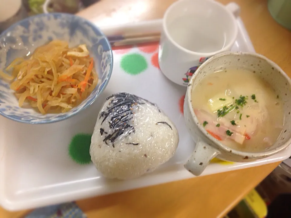 ２月２日
今日も病人食
おにぎり🍙
豆乳のシチュー
大根ひきな炒り|Yu Yu mamaさん