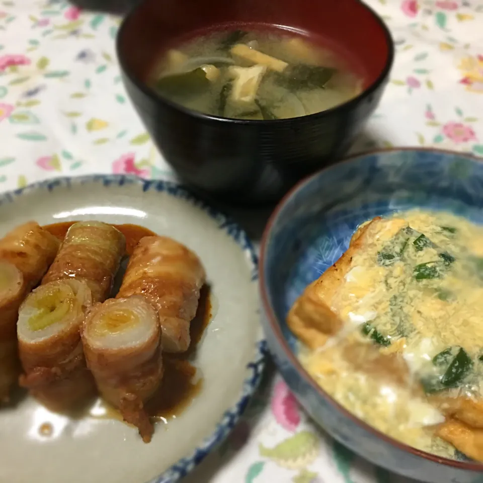 今日の夕飯
・長ネギ豚バラ巻き甘辛焼き
・絹厚揚げ焼きニラ玉餡掛け
・定番味噌汁 わかめと薄揚げと玉ねぎの味噌汁|まるちゃんさん