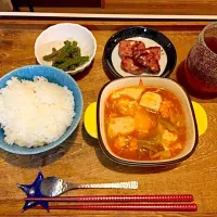 2.2 夜勤明けは、無理せず簡単に💓コストコで買ったスンドゥブの素、美味しかった！
彼のお母さんがくれたフライッシュケーゼで一気に贅沢な夜ご飯に♡ありがたいなぁ😂|ななえどんさん