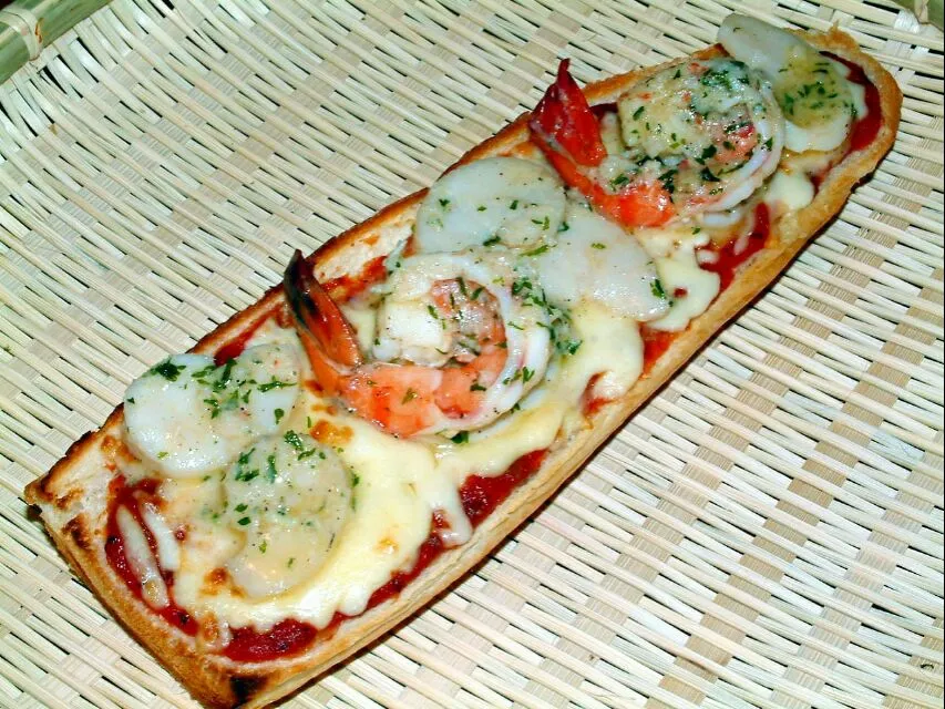 Snapdishの料理写真:pizza bread with prawn and scallop|steven z.y.さん