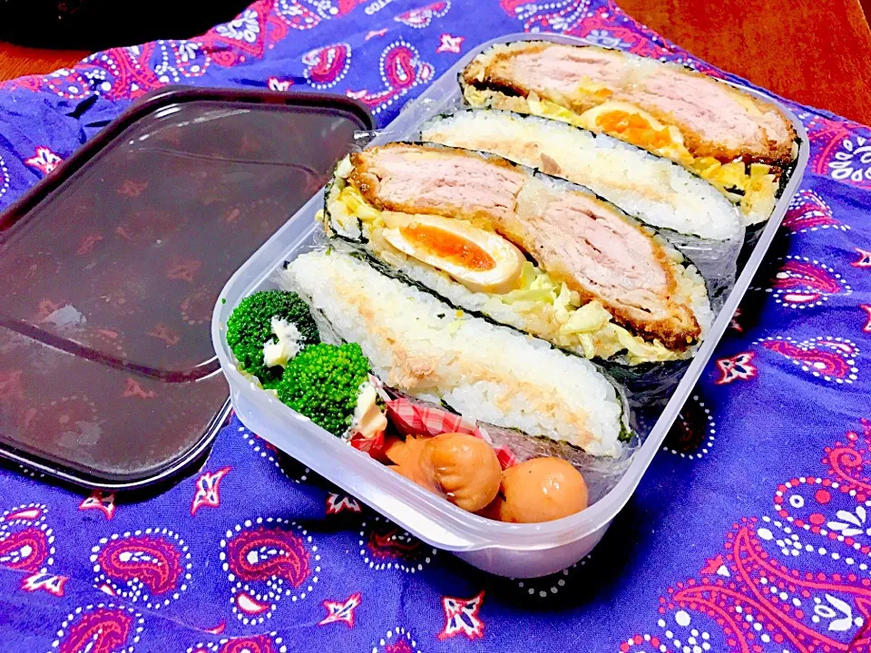 今日のお弁当はおにぎらず作りました！！お兄ちゃんのお弁当だけだったのでガッツリ若者って感じの作りました（笑）ツナマヨのおにぎらずと、豚コマを重ねて作ったカツと煮卵、キャベツの千切りが入ったおにぎらずです。カツの方はからしマヨネーズとソースで味付けしました！お弁当箱パンパンです（笑） #お弁当初心者 #おにぎらず|ぽっぽさん