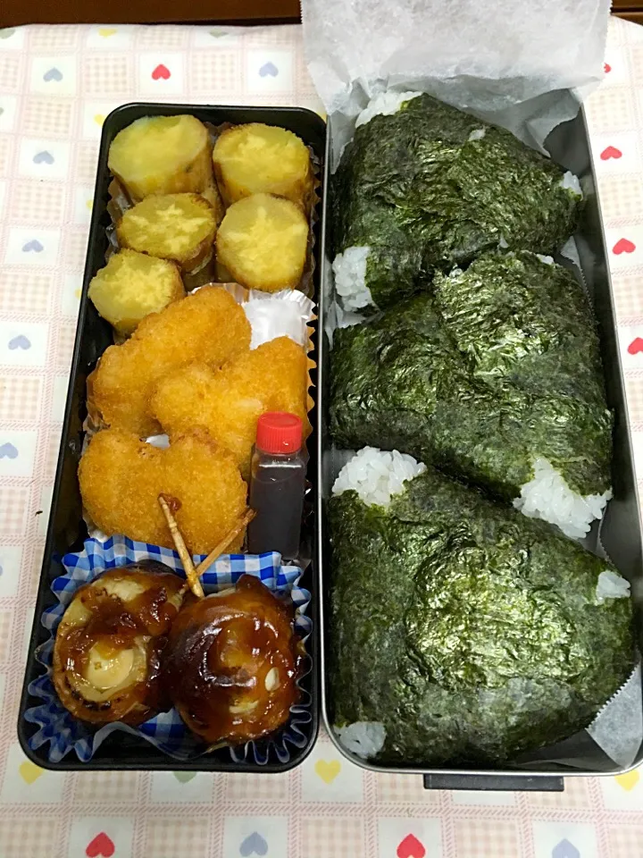 Snapdishの料理写真:2月3日息子弁当
おむすび 中は梅干し 鮭 いくら
ササミチーズかつ  焼き芋  うずら竹輪|オリーブさん