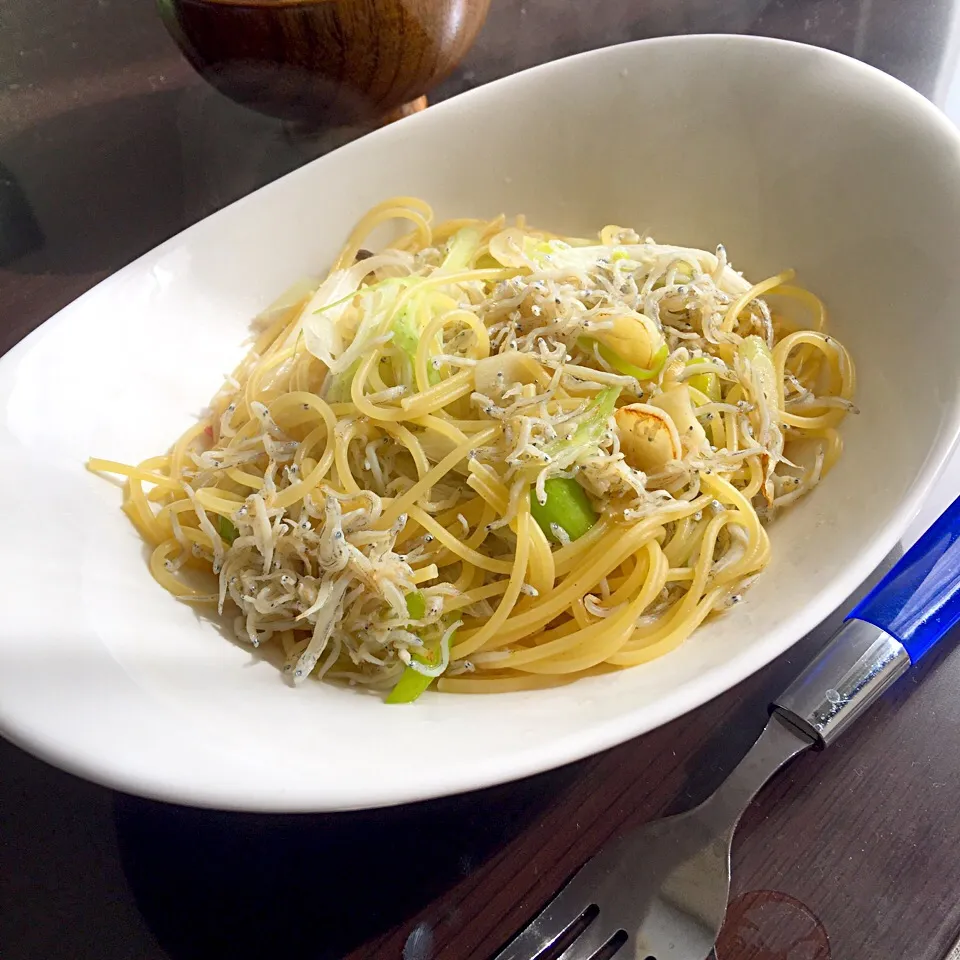 今日のおうちランチは
冷凍しらす大量消費🤗
しらすと長ネギのペペロンチーノ。|AKIさん