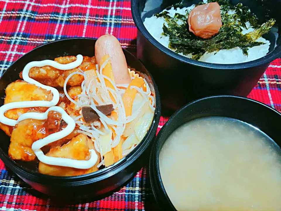 Snapdishの料理写真:お弁当。チキン南蛮風とビーフンとウインナーとお味噌汁。|エリカさん