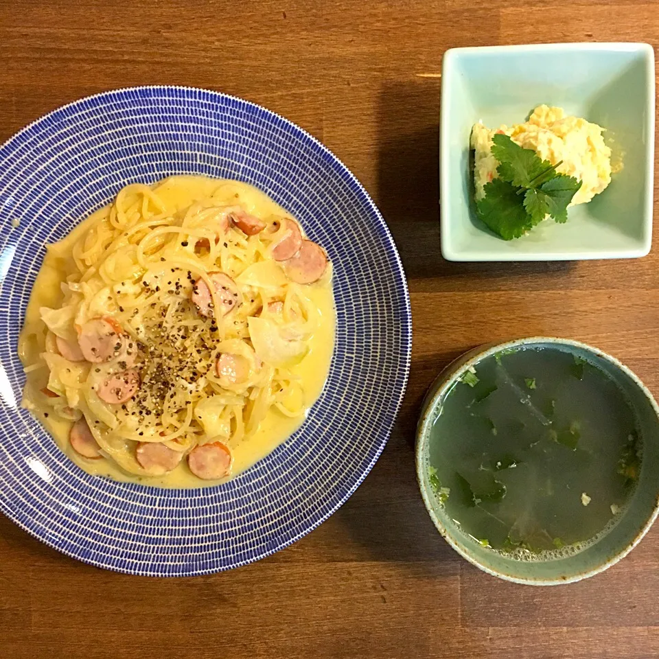 お昼ごはん。あらびきフランクのカルボナーラ。さつまいもサラダ。わかめスープ。|yukko7740さん