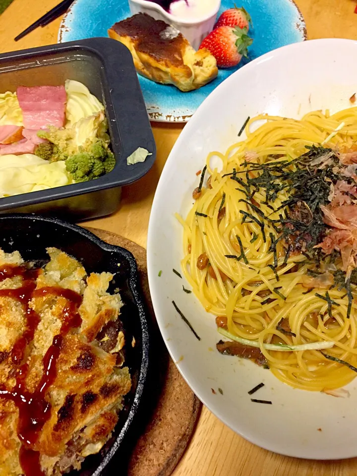 一人飲み
焼きメンチ、納豆パスタ、温野菜|ミカさん