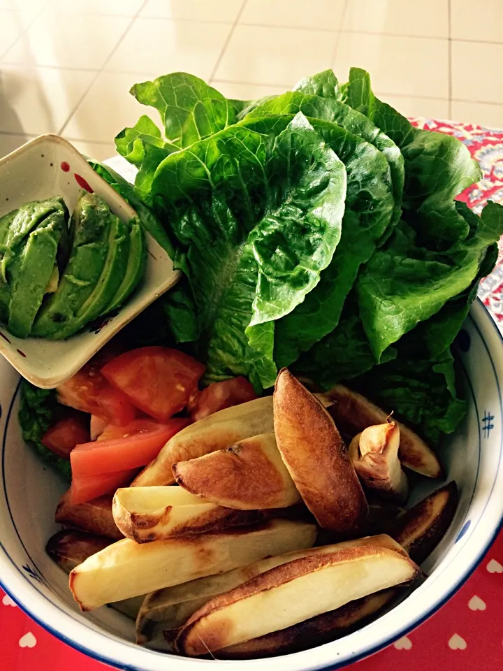 Snapdishの料理写真:Nourishing Whole real food - simply delish🍅🥑🥔まさに素材を頂くランチ|Berry Berriesさん