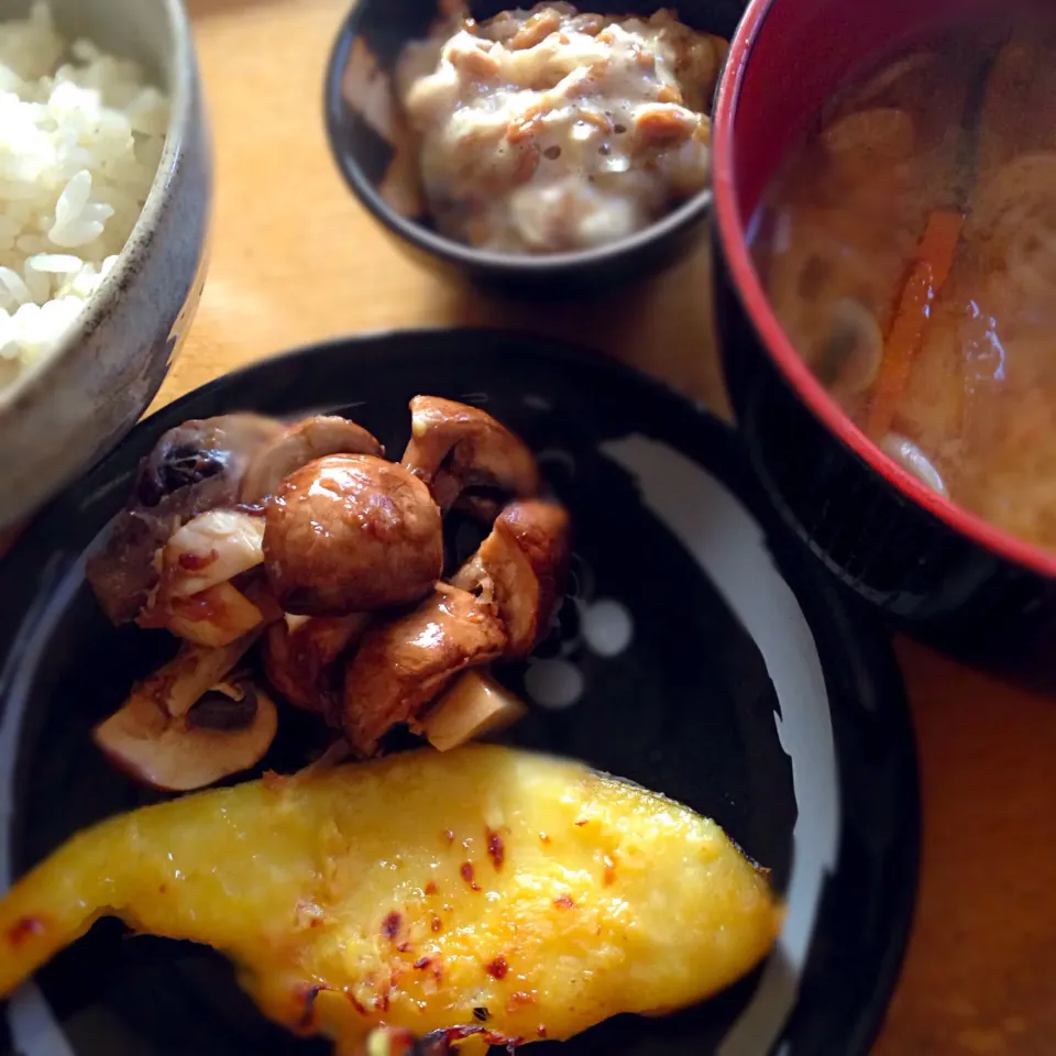 鱈の西京焼きにキノコのおかか和えを添えて🍄梅わさびの納豆と御御御付けは大根・人参・油揚げ🐺|こなちゅんさん