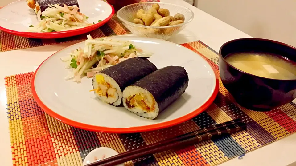 Snapdishの料理写真:今日の夕食　ほっともっとの恵方巻、大根サラダ、豆腐とわかめの味噌汁、ゆで落花生|pinknari🐰🌈さん