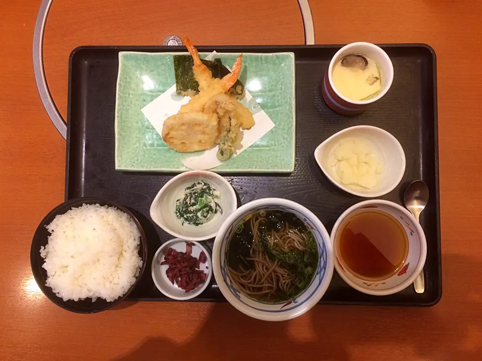 天ぷら盛り合わせ定食•ミニ温そば|ばーさんさん