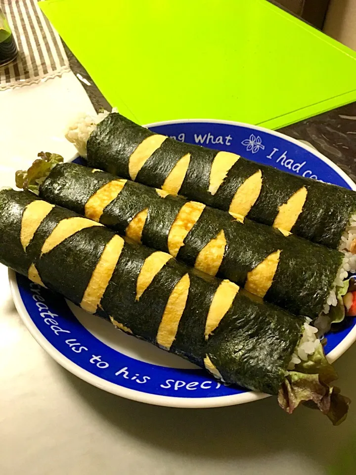 Snapdishの料理写真:鬼のパンツの恵方巻きを作りました(*^ω^*)海苔をカッターで切るのが割と大変でした（笑）中身は玉子焼とサニーレタスとキュウリとカニカマとツナとマヨネーズのサラダ巻きだよ！|ライムさん