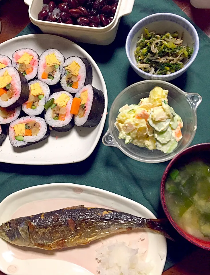 鰯の塩焼き  巻き寿司  ポテトサラダ  大根葉とちりめんじゃこのふりかけ  黒豆  味噌汁|掛谷節子さん