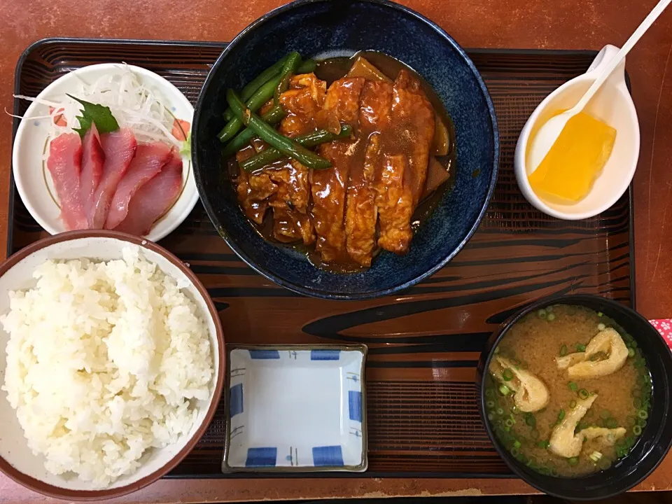 船メンテ中
              ランチ
     若鶏の洋風煮定食
         エイコ鮮魚店|ちゅら夏さん