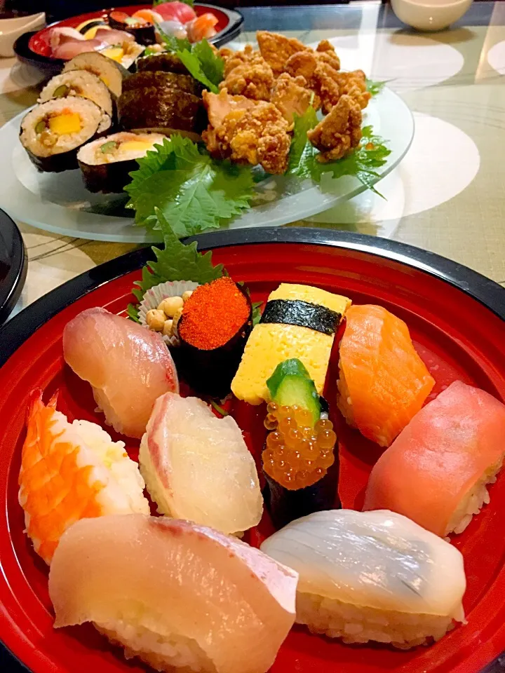 Snapdishの料理写真:恵方巻きをやめて寿司に。
スーパーの鮮魚店の寿司だけど、
10カン580円でも美味しかった。
手抜き節分〜|＊ねね＊さん