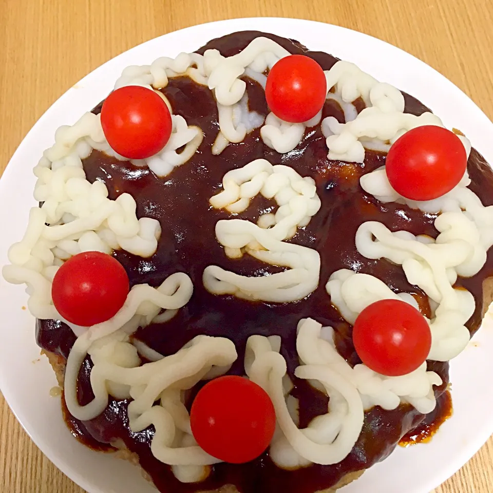 Snapdishの料理写真:3歳男子のお誕生日ハンバーグケーキ🍴|Kirarihahaさん