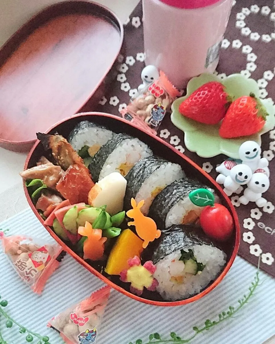 娘弁当☺    巻き寿司  鳥の照り焼き  鯵のみりん干し  かぼちゃといんげんの煮物   紅芯大根の甘酢  きゅうり  お味噌汁  いちご🍓|e  satoさん