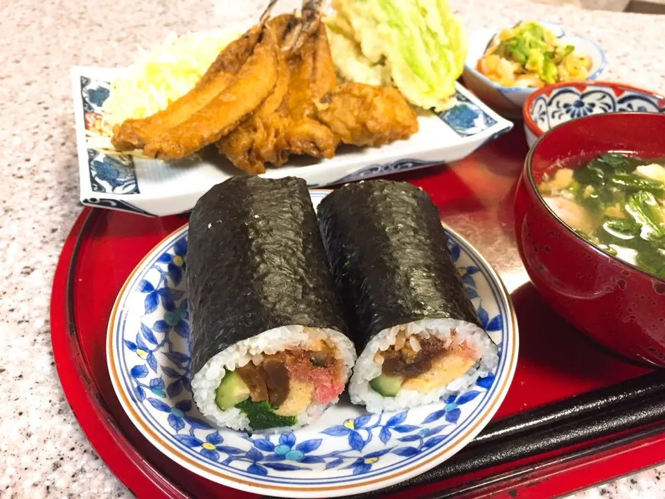 Snapdishの料理写真:恵方巻とイワシのカレー粉天ぷら|kittykittyさん