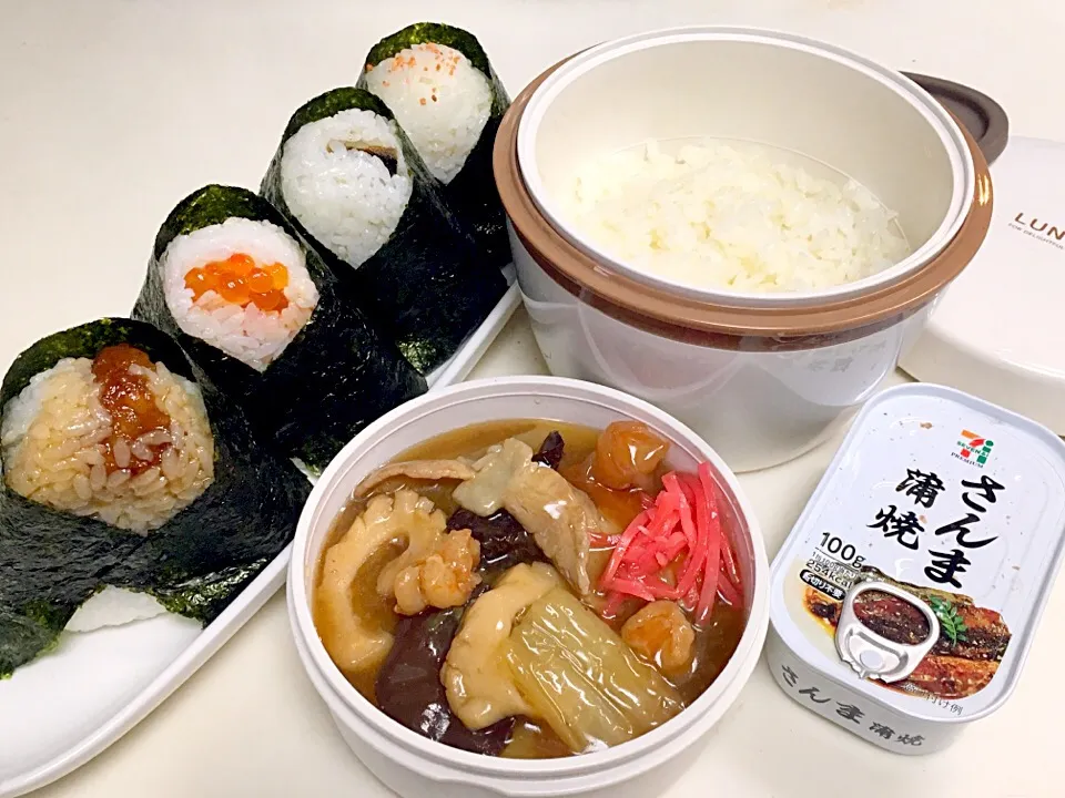 Snapdishの料理写真:高1息子洋弓部弁170204✿ 
中華丼 秋刀魚蒲焼缶＋唐揚げ甘辛煮・醤油いくら・鯖塩・明太＋焼きたらこ・塩昆布のおにぎり|まめりんさん