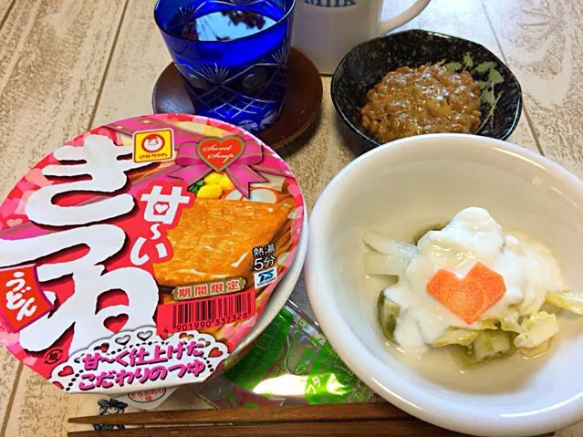 Snapdishの料理写真:今日の男飯(＞人＜;)
あー、飲み過ぎで二日酔いっぽいです。
な、朝ごはんバージョン♬
甘〜いきつねうどんand納豆andピクルスヨーグルト♬|ひーちゃんさん