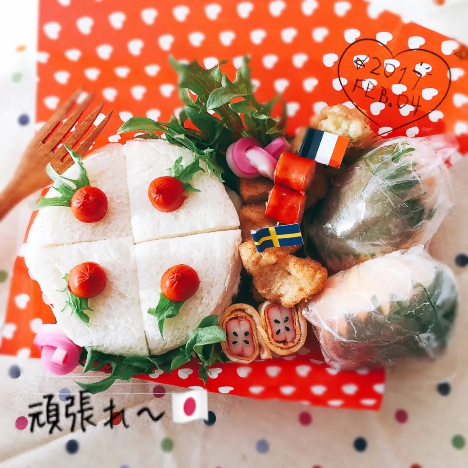 ハムチーズサンドでケーキ風🎂と
しそチーズ生ハムおにぎりで試合頑張れ弁当🌸|さえちゃんさん