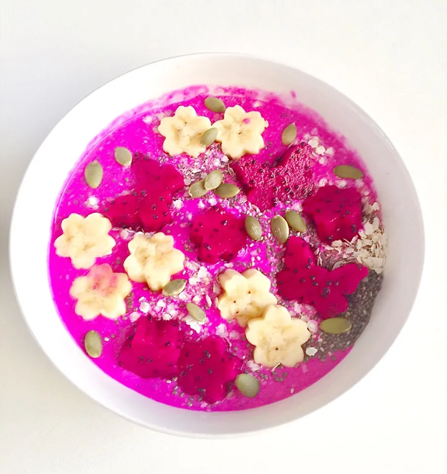 Red dragon fruit, banana and Greek yoghurt smoothie bowl in Chinese New Year colours|12Dragonさん