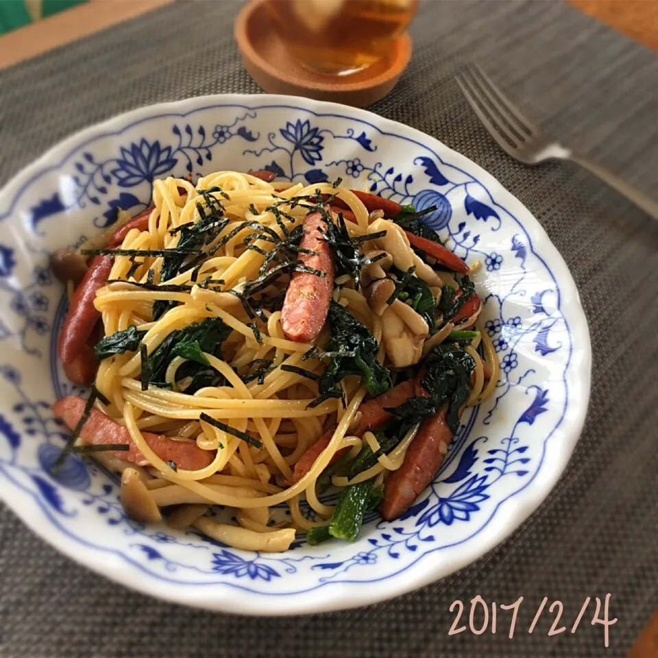 Snapdishの料理写真:ウィンナーとほうれん草、きのこの和風スパゲッティ🍝|𓇼 Ⓢ Ⓗ Ⓘ Ⓝ Ⓞ Ⓑ Ⓤ 𓇼さん