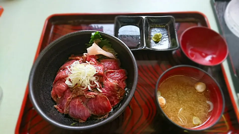 やま信 村上牛ランプ炙り丼|ミナミ ヒロヤさん