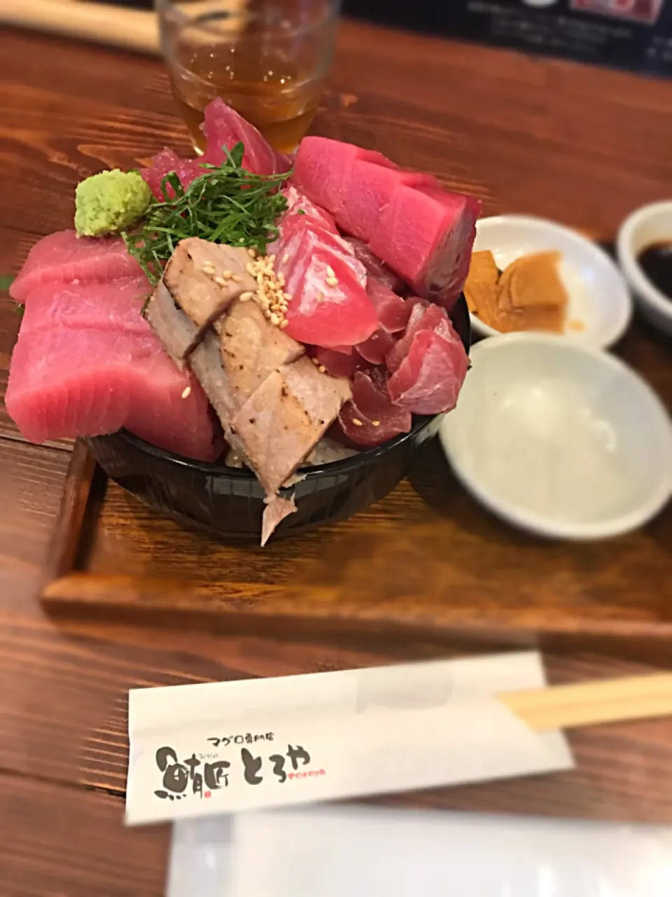 限定10食 三食丼 赤身、中トロ、ヨコアの炙り、中オチで4種類みたい🤗|みちるさん