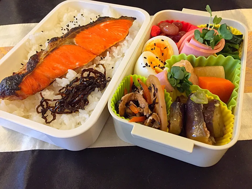 今日のお弁当🍱鮭、ナス焼き、大根と鶏肉煮付け、貝われハム巻き、煮豆、ほうれん草ポン酢|もなかさん