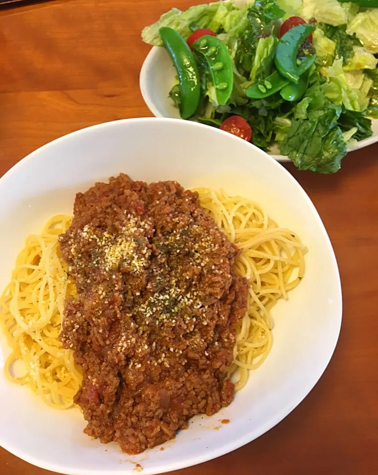 今日のランチは🎶
仕込んでおいたミートソースでパスタに❗️
グリーンサラダと‼️|みゆさん