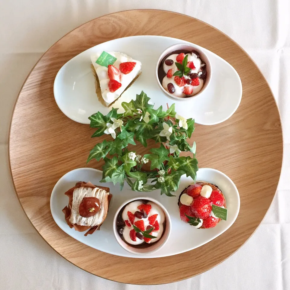 2/4❤︎お気に入りのケーキ屋さん❤︎3時のおやつケーキ🍰今の季節はいちご🍓スイーツがたくさんありました✨
・モンブラン・レアチーズ・黒豆きなこプリン
・いちごのタルト|Makinsさん