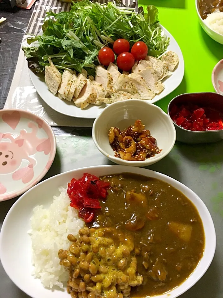 Snapdishの料理写真:納豆カレーライス、レンジで作るサラダチキンのサラダ、鶏皮のパリパリ甘辛(*^ω^*)|ライムさん