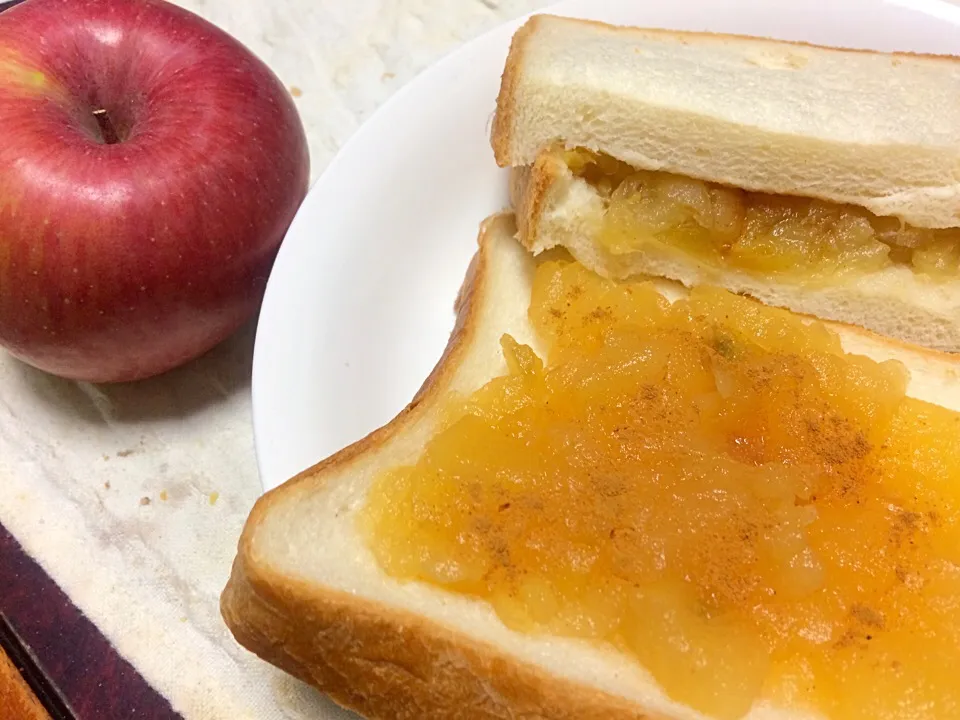 Snapdishの料理写真:手作りりんごジャムのパン🍎シナモン風味で|白金春馬@明日からがんばるさん