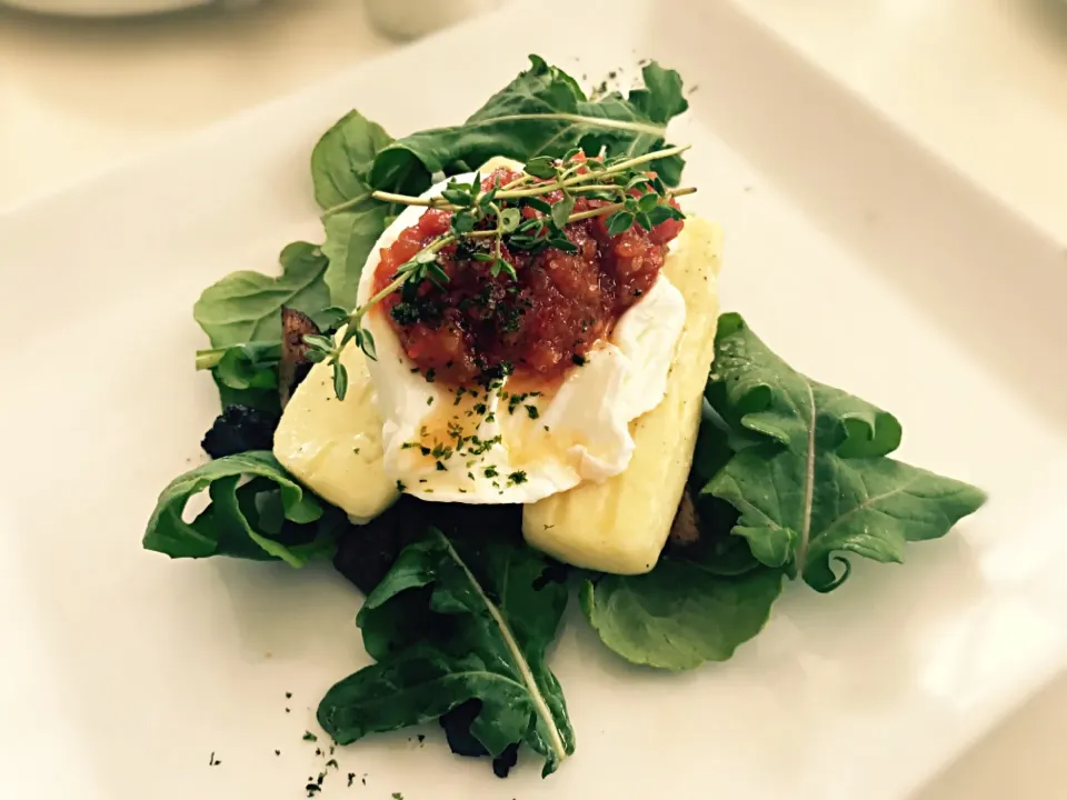 #poachedegg #halloumi #mushrooms #rocket #relish #vegetarian @liquoriceandlime|Sergio Lacuevaさん