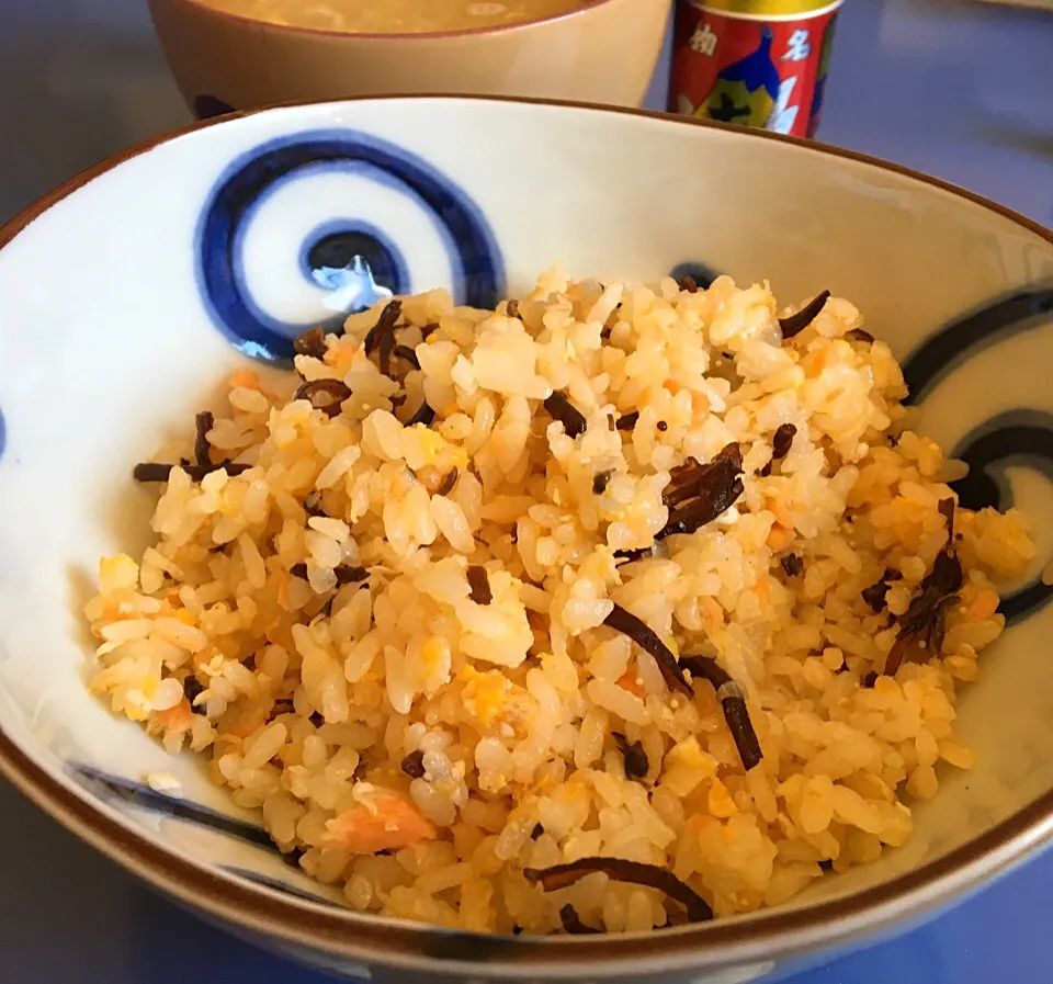 昼ごはん  鮭とキクラゲの佃煮の炒飯p|ぽんたさん