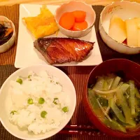 Snapdishの料理写真:グリンピースご飯とブリの照り焼き|eggfaceさん