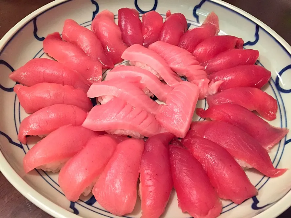 Snapdishの料理写真:初釣りで釣ったマグロの鮨。|ジャイアンさん