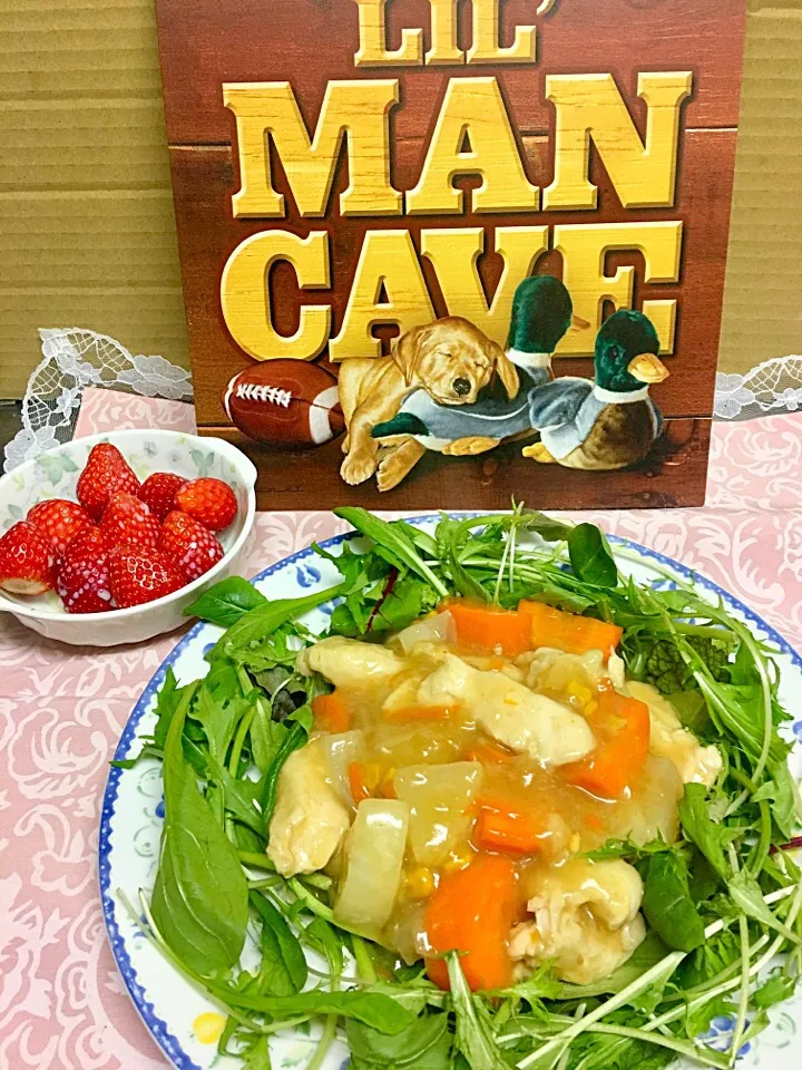 Snapdishの料理写真:鶏肉ささみと大根と人参🥕あんかけ🌿ベビリーフとからめてヘルシー🍽
主人の大好物🍓添え💕|きゅうちゃんさん