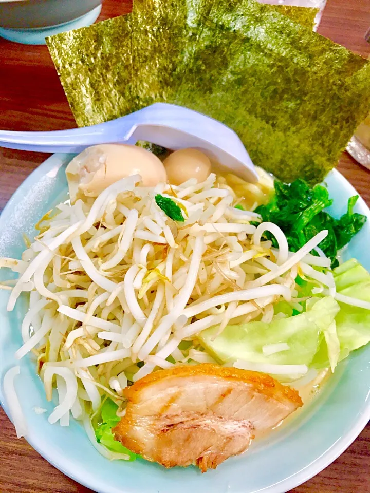 Snapdishの料理写真:家系ラーメン(醤油)|yさん