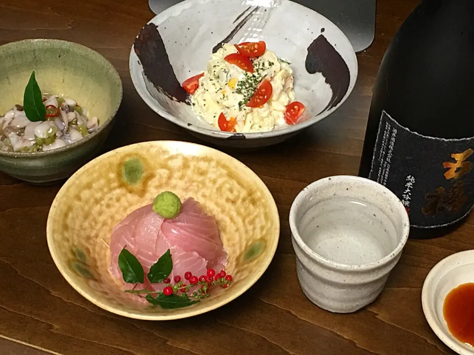 自分賄い飯
            晩酌セット
      タコ足の先っちょと
        山葵の茎の和え物
        キハダ  ハラゴ刺
           ポテトサラダ|ちゅら夏さん