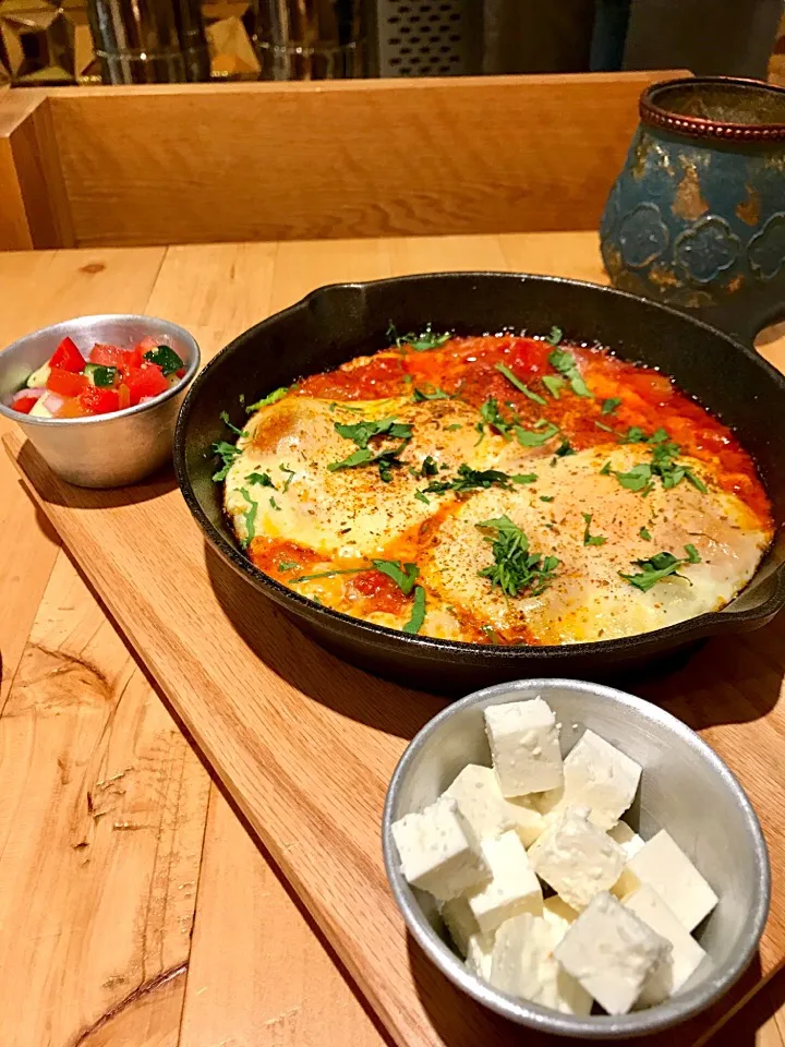 Shakshuka: Huevos pochados en salsa especiada de jitomate, pimiento, comino y cebolla.|Eduardo Mestre Sさん