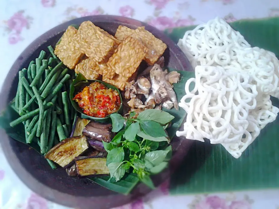 Snapdishの料理写真:lalapan, tempe goreng dan sambel ♥♥♥|Yeti Boedionoさん