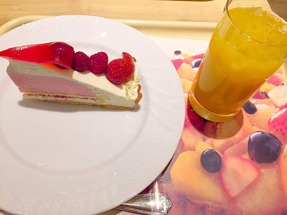 ホワイトチョコと木苺のタルト🍓
オレンジジュース🍹
#Delices|himeさん