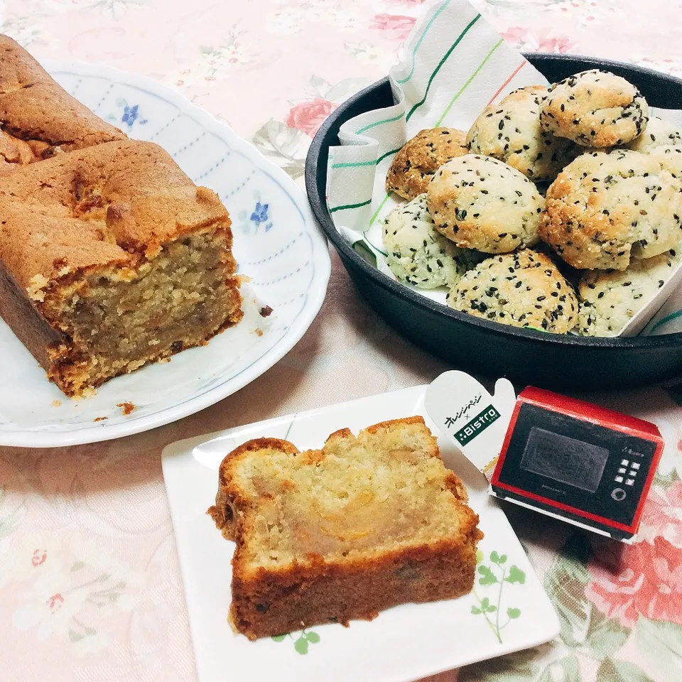 Snapdishの料理写真:実家の母が先日作った#福島#あんぽ柿 の#パウンドケーキ を絶賛してくれてリクエストされたので、洗濯しつつ#bake 😆💕
白玉粉も発見したので、ついでに#ポンデケージョ も焼きました〜♪#甘党 ではない私は、断然#もちもち#チーズ#たっぷり のこっちだわ✨🍷 もうすぐ#valentine なので、一気にたくさん作れる|夢ーテルさん