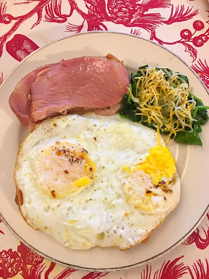 Ham & Eggs with sauteed spinach & cheese #breakfast/brunch #protein #eggs #ham|🌺IAnneさん