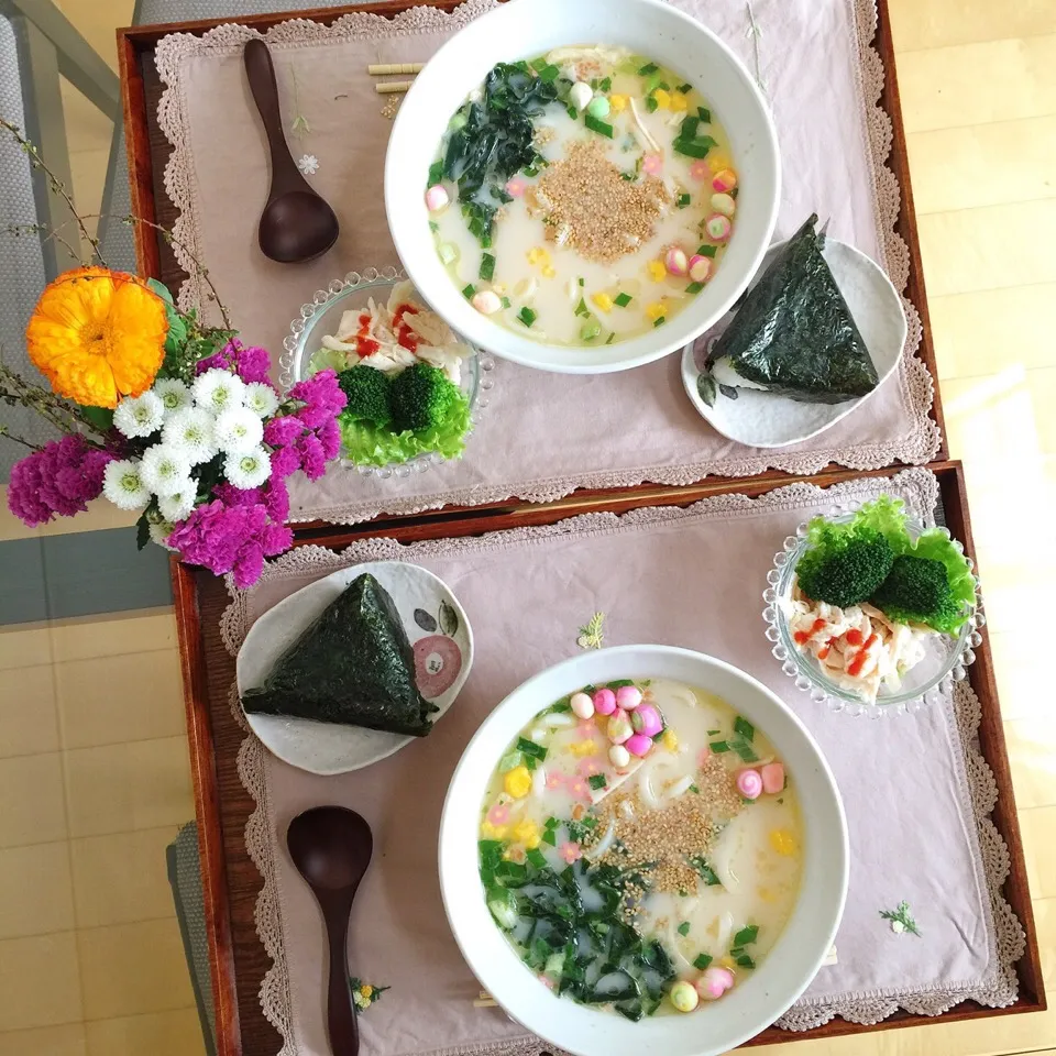 Snapdishの料理写真:2/5休日お昼ごはん❤︎鶏の白湯うどん❤︎
今日は私が自宅で仕事があるため簡単お昼ごはんです😊
・鶏の白湯うどん
・高菜のおにぎり
・ほぐし蒸しチキンのサラダ|Makinsさん