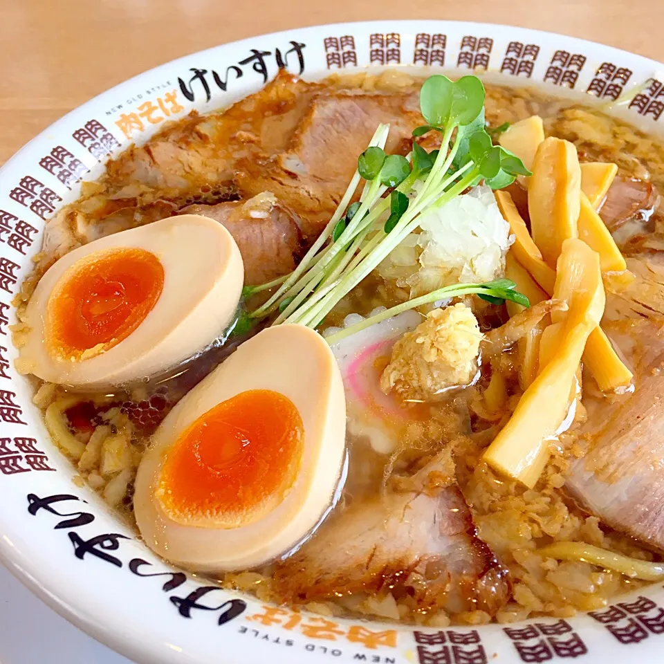 Snapdishの料理写真:富里 肉そばけいすけ 味玉背脂醤油肉そば|nanpuuさん