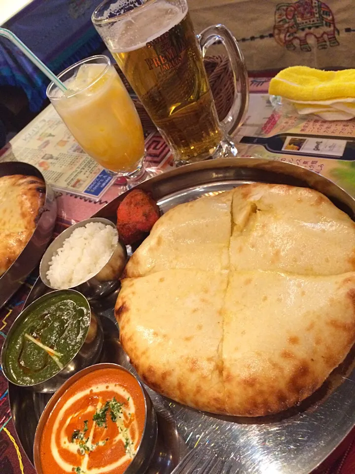 ほうれん草チキンカレーとバターチキンカレー、チーズナン ランチセット|中さん