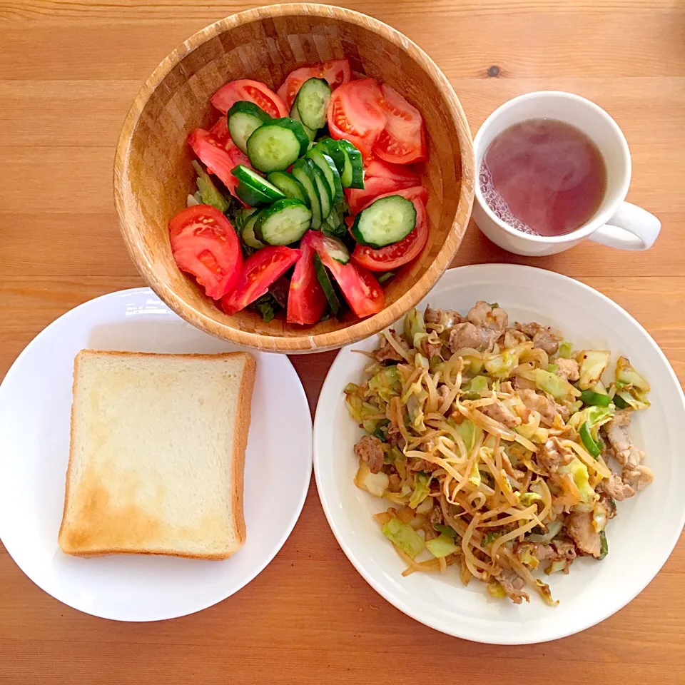 2017/02/05の朝食
肉野菜チーズ炒め
トマトとキュウリとサニーレタスのサラダ
食パン
紅茶
#朝食|Shirokoさん